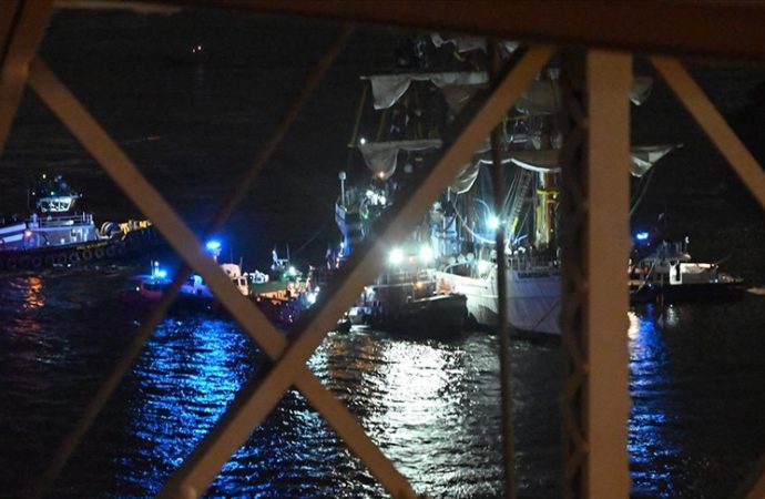Meksika donanma gemisi Brooklyn Köprüsü’ne çarptı, ölü ve yaralılar var