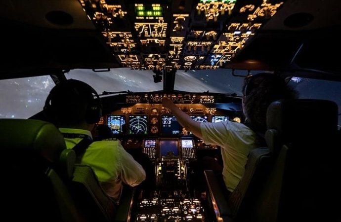 Kaptan tuvalete gitti, yardımcı pilot bayıldı: Uçak 200 yolcuyla 10 dakika pilotsuz uçtu