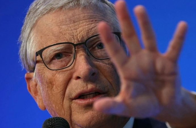 Bill Gates: Yapay zeka üç mesleği ele geçiremez, başta da bizimkini