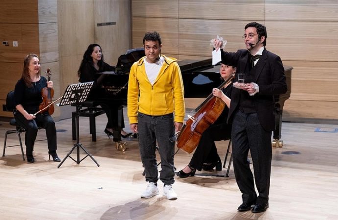 Besteci Schubert ‘pijama partisi’nde: Sahnede yardımlaşmayı öğretiyor