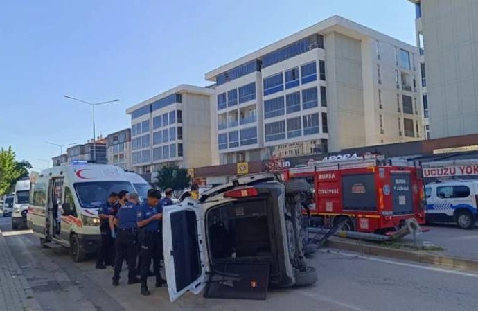 İhbara giden ekip otosu takla attı: İkisi polis beş yaralı
