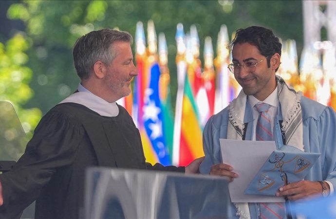 Filistinli Mahdawi Columbia Üniversitesi diplomasını kefiyeyle aldı