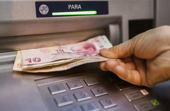 ATM’den istediği parayı çektiğini sandı, 13 bin lira kaptırdı