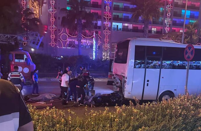 Motosiklet park halinde midibüse çarptı: İki kişi öldü
