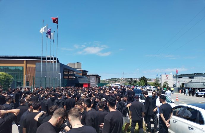 3. Lig’e yaş sınırı getirildi, erken  jübileye zorlanan 300 futbolcu Federasyon’un önünde eylem yaptı