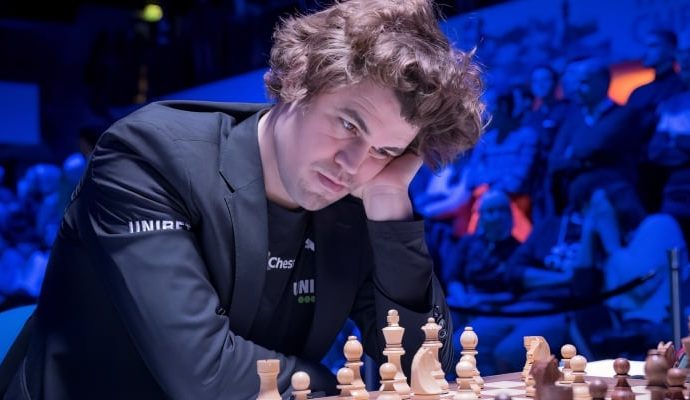 143 bin kişi Norveçli satranç büyük ustası Magnus Carlsen’e karşı oynadı, 46 gün süren oyun beraberlikle bitti