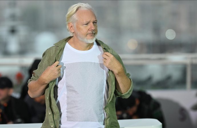Assange Cannes’da: Gazze kurbanlarının ismi yer alan tişörtle geldi
