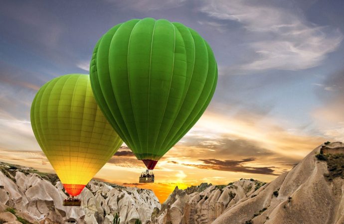 Süre bitti, sıcak hava balonu zorunlu olarak yamaca indi