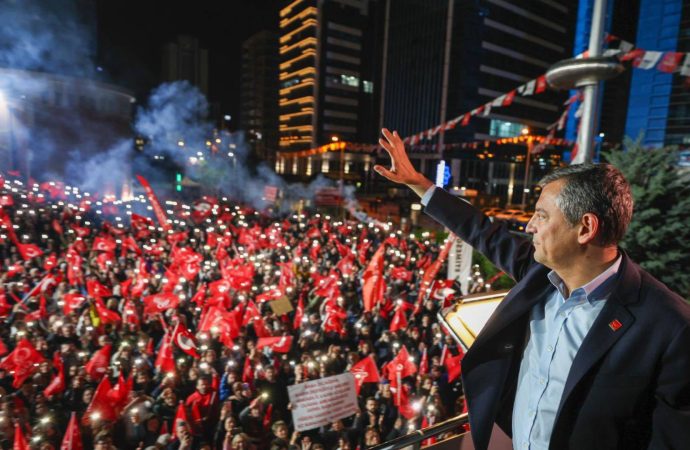 CHP’nin Pendik çıkarmasında Özgür Özel: Telefon bulduk diye sevinenler budala