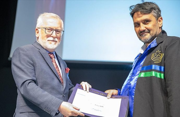 Eğitim onun terapisi: Altı diploma aldı, dördünün de peşinde