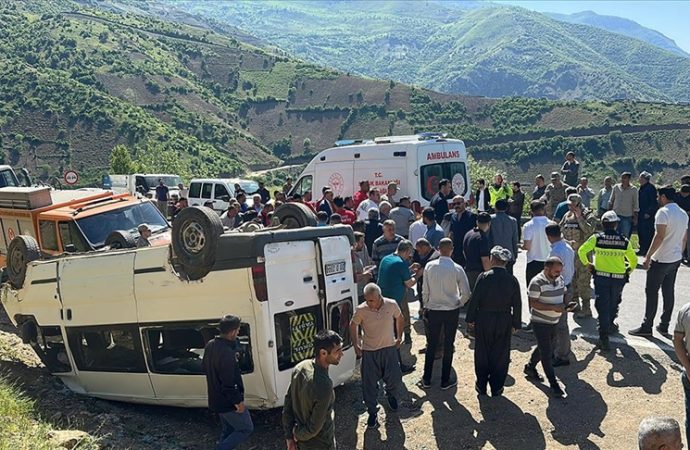 Hakkari’de öğrenci servisi devrildi: 14 yaralı var