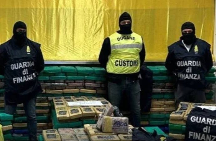 Türk armatörün gemisine baskın: İki ton uyuşturucu yakalandı