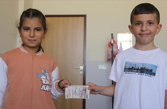 Üstündeki yazıyı okudu, kantinden aldığı parayı sahibine teslim etti