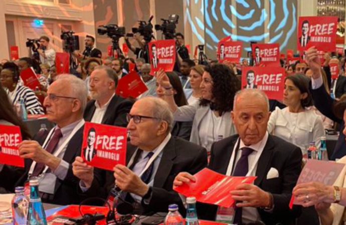 DEM’liler ‘Free İmamoğlu’ pankartını kaldırmadı mı: Sezai Temelli ‘önümüzde yoktu’ dedi