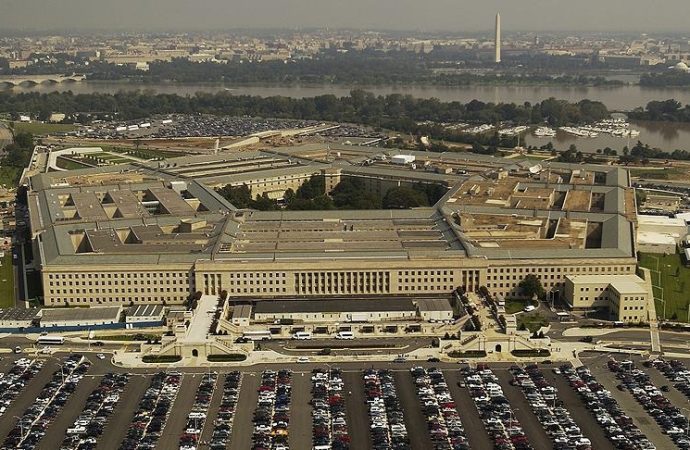 Pentagon gazetecilerin binada erişim ve dolaşımını sınırladı