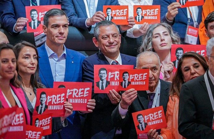Sosyalist Enternasyonel’in aile fotoğrafında İmamoğlu imzası