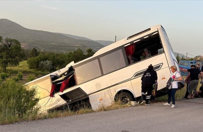 Yolcu ve tur otobüsleri çarpıştı: 27 yaralı