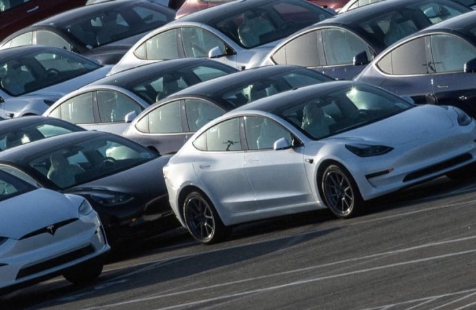 Türkler iki dakikada yeni Tesla stoklarını tüketti, talep sitesi çöktü