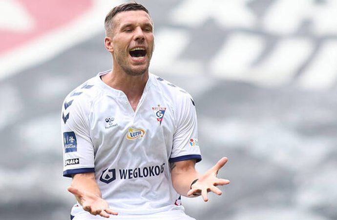 Lucas Podolski 39 yaşında ve yeni sözleşme imzaladı