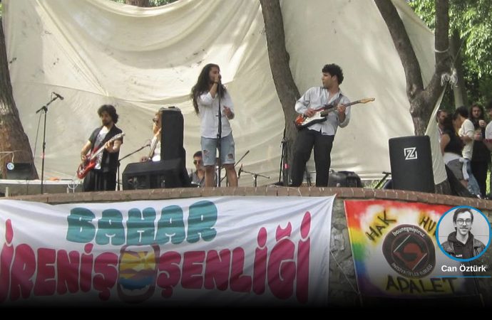 Zıplayarak slogan atan iki öğrenci gözaltına alındı