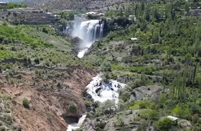 ‘Cennet Tortum şelalesi’nde heyelan alarmı: Evler kaydı, yollar yarıldı
