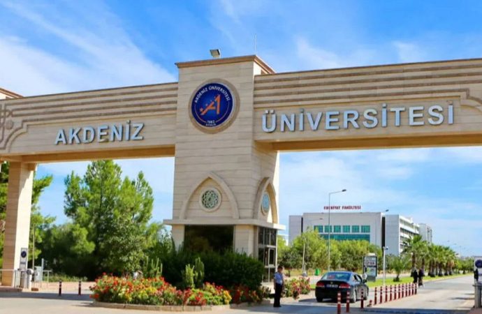 Akdeniz Üniversitesi eski dekanın profesörlüğünü iptal etti