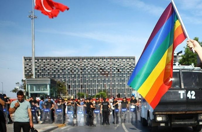 Katalog suç gibi: Nişan ve düğün yapan eşcinsele dört yıl hapis