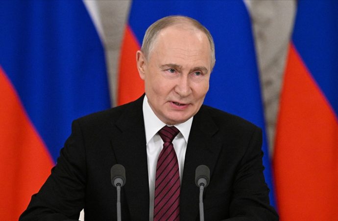Putin, Microsoft ve Zoom gibi hizmetlerin “nefessiz bırakılması” gerektiğini söyledi