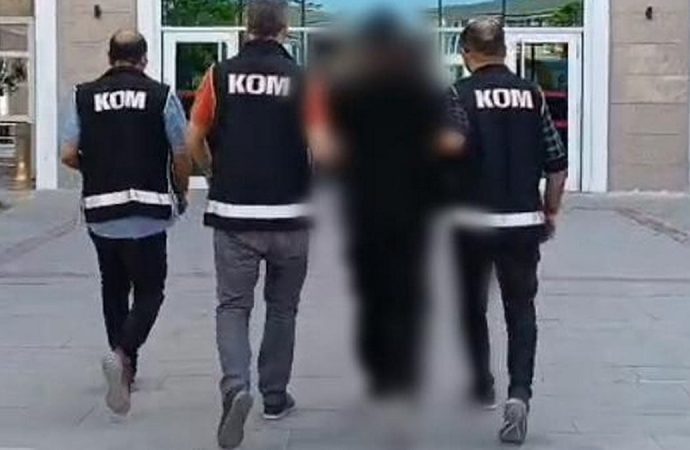 Yabancılara rüşvetle ikamet izni veriyordu, yakalandı: Evinden altın ve dolarlar çıktı