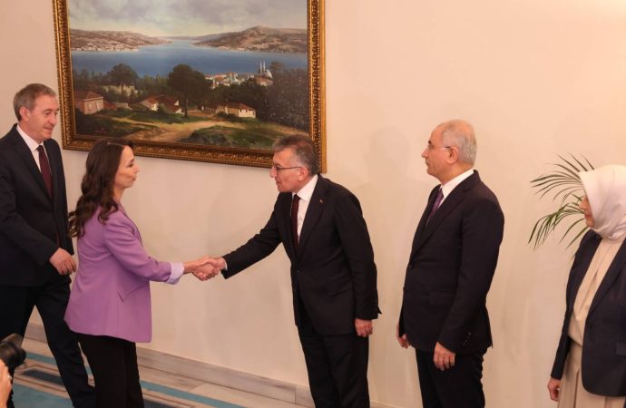DEM Parti Meclis’te Ak Pparti’yi ziyaret etti