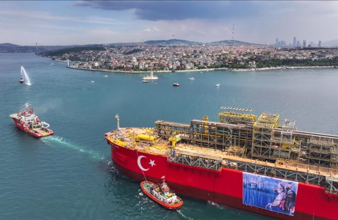 Kenara çekilin: Boğaz’dan Osman Gazi doğal gaz platformu geçiyor