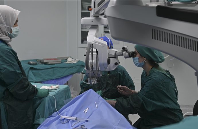 Göz hekimleri canlı yayında 70 ameliyat yapacak