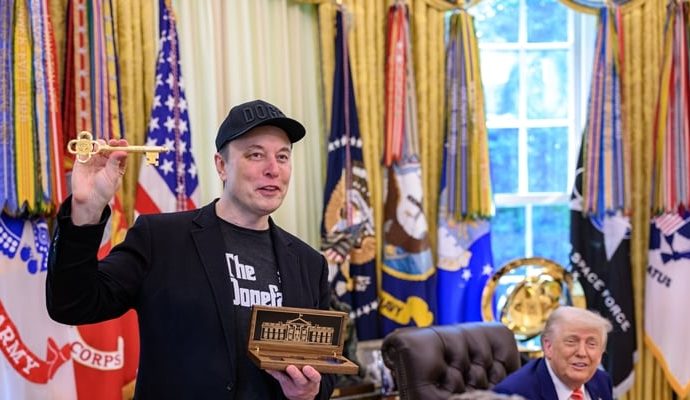 Trump Beyaz Saray’ın altın anahtarını Musk’a verdi: Gidip gelecek