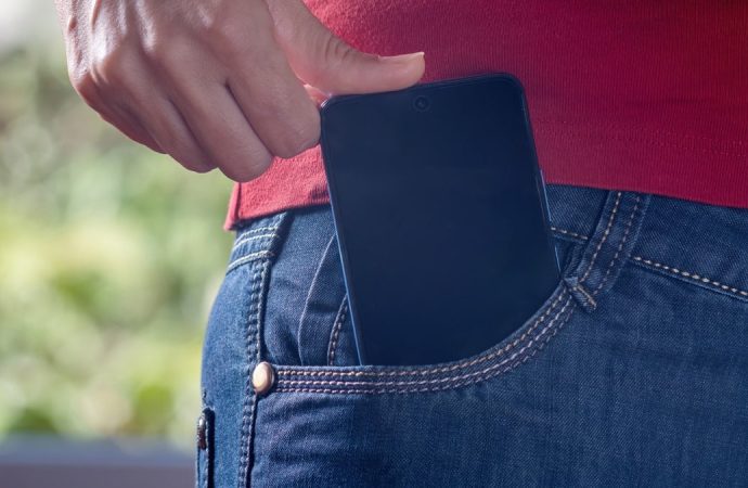 Telefonu pantalon cebinde taşımayın: Sperm kalitesini düşürüyor