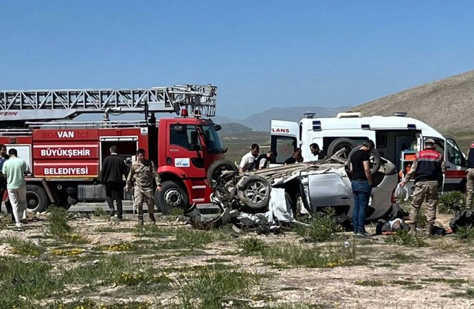 Van’da iki araç çarpıştı: Dört ölü, iki yaralı