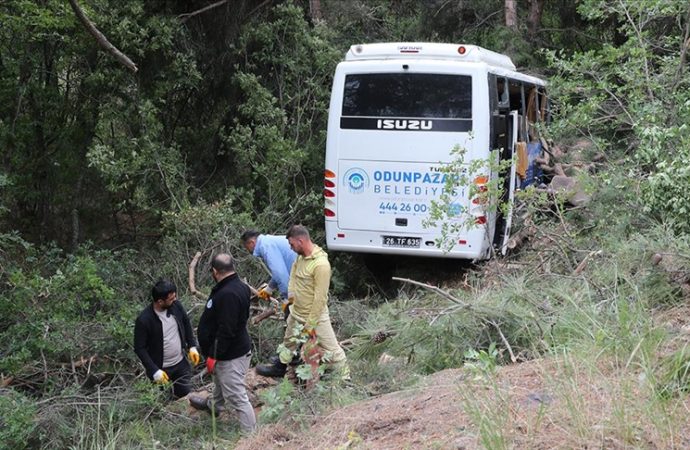 Yarış görevlilerini taşıyan midibüs yoldan çıktı, 28 yaralı var