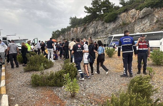 Bodrum’da servis minibüsüyle otomobil çarpıştı, 16 kişi yaralandı