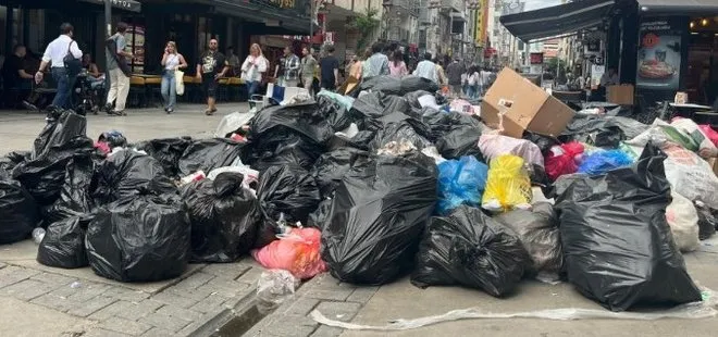 İzmir’de sokaklarda çöp dağları yaratan grev, başkan çöp topladı