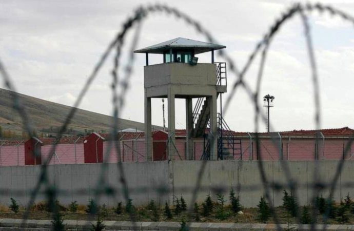 Yarım milyona yakın insan cezaevinde
