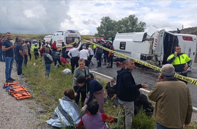 Cenazeden dönenlerin midibüsü devrildi: İki kişi öldü, 15 kişi yaralandı