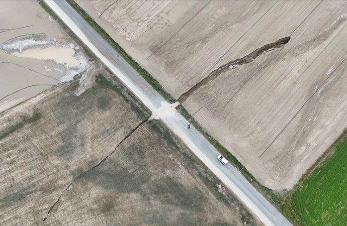 Obruklardan sonra: Konya’da sağanak tarım arazisinde kocaman yarık açtı
