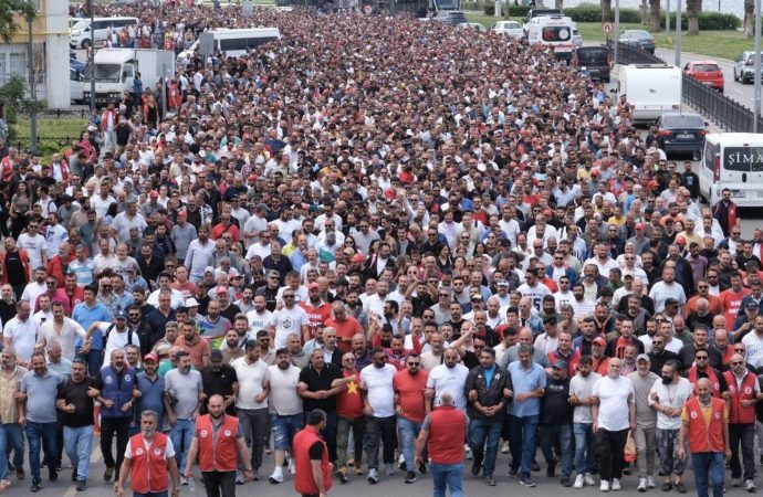 İzmir’de grev beşinci gününde: İşçiler, Cumhuriyet Meydanı’na yürüyor