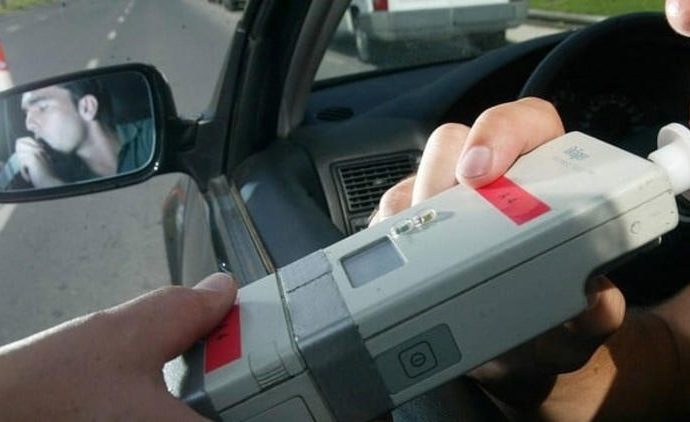 Alkolmetreye üflemeyen beş bin lira ceza ödeyecek, ehliyetine iki yıl el konacak