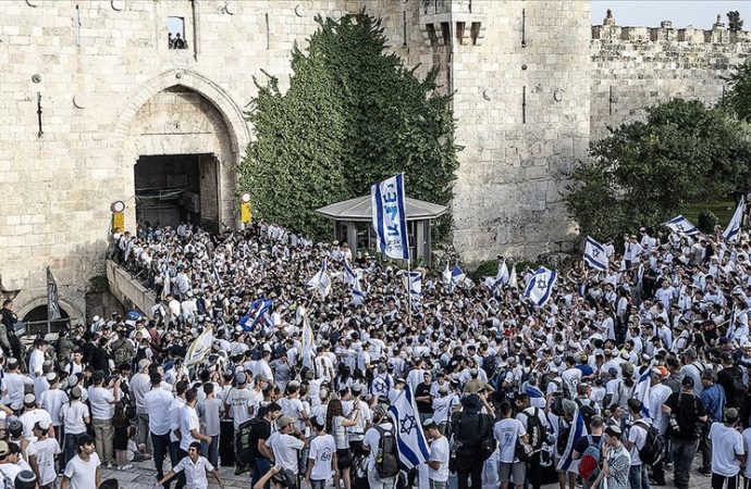 İsrailliler polis eşliğinde Mescid-i Aksa’ya baskın düzenledi