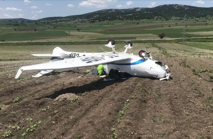 Eğitim uçağı tarlaya zorunlu iniş yaptı, ters döndü
