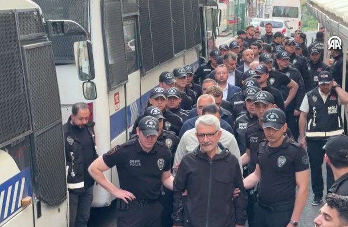 CHP’liler gözaltında: Bir ters kelepçe eksik