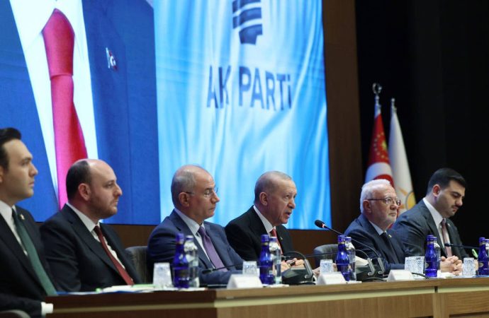 AKP’nin 11’li anayasa komisyonu yarın ilk kez toplanıyor