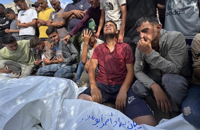 İsrail Gazze’de okul bahçesindeki çadıra saldırdı: 18 kişi hayatını kaybetti