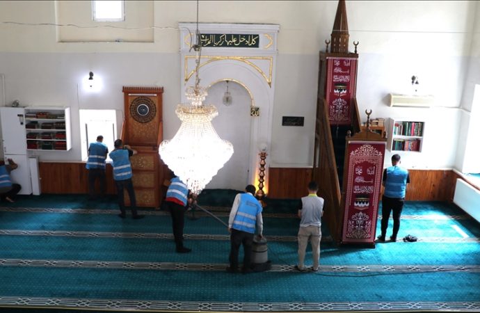 Cami ve mezarlıkları ‘denetimli serbestler’ temizliyor