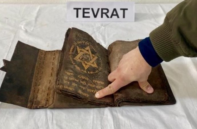 Jandarma yol kontrolünde 700 yıllık Tevrat ele geçirdi